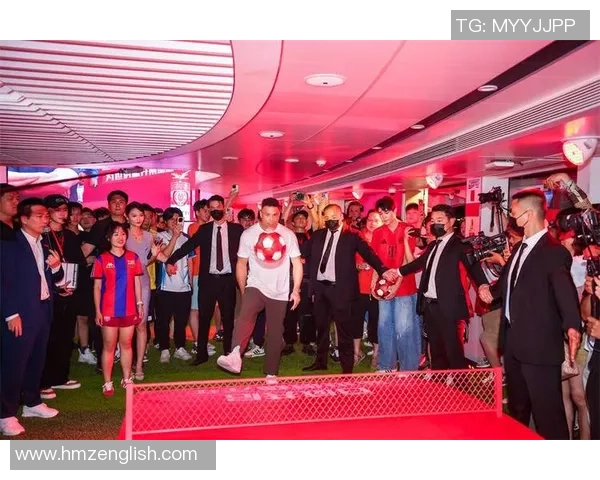 模仿足球巨星进球后的经典庆祝动作引发球迷热情互动 模仿足球巨星进球后的经典庆祝动作引发球迷热情互动